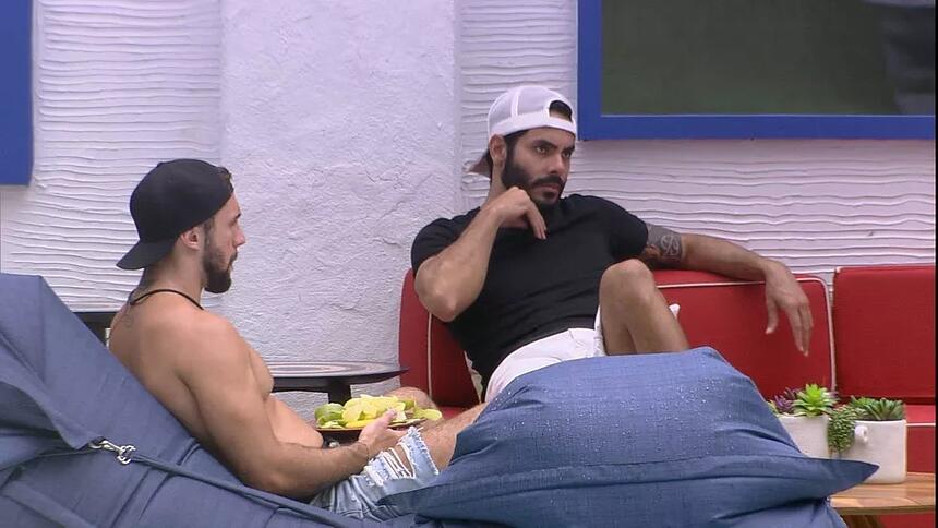 Em conversa na área externa do BBB21, Arthur Picoli diz para Caio e Rodolffo que gostou que Juliette não ganhou o colar do anjo. "Achei lindo".