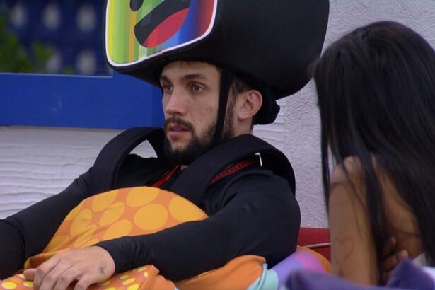 Arthur conversando com Pocah na área externa do BBB 21