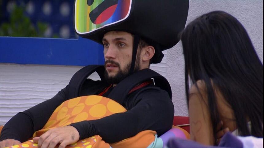 Arthur conversando com Pocah na área externa do BBB 21