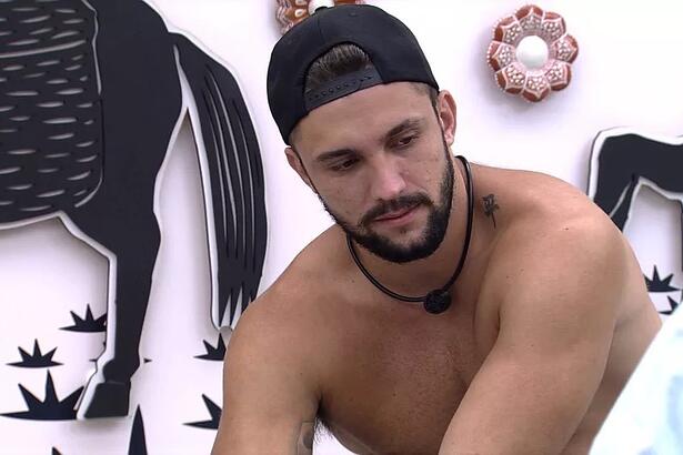 Arthur conversou com Caio e Rodolffo no quarto cordel do BBB 21 sobre o jogo da discórdia e disse que Fiuk não estava olhando nos seus olhos. "Se ele é o Fiuk, eu sou Arthur de Conduru".