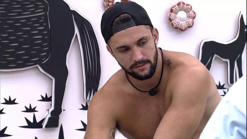 Arthur conversou com Caio e Rodolffo no quarto cordel do BBB 21 sobre o jogo da discórdia e disse que Fiuk não estava olhando nos seus olhos. "Se ele é o Fiuk, eu sou Arthur de Conduru".