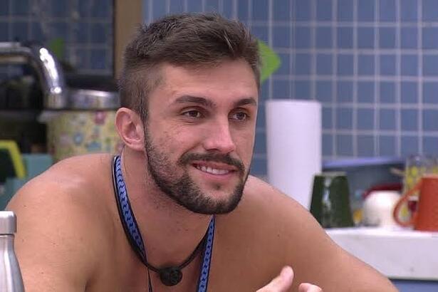 Arthur em conversa com brothers na cozinha do BBB 21, ao responder uma pergunta de Gilberto sobre crossfit, zombou com uma frase de Jair Bolsonaro: "Meu histórico de atleta".