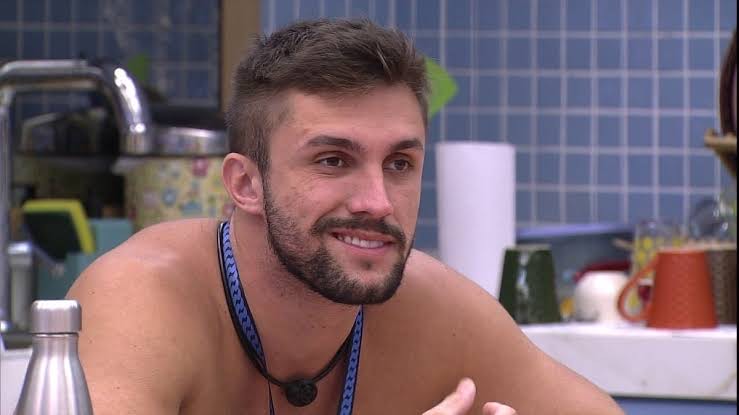 Arthur em conversa com brothers na cozinha do BBB 21, ao responder uma pergunta de Gilberto sobre crossfit, zombou com uma frase de Jair Bolsonaro: "Meu histórico de atleta".