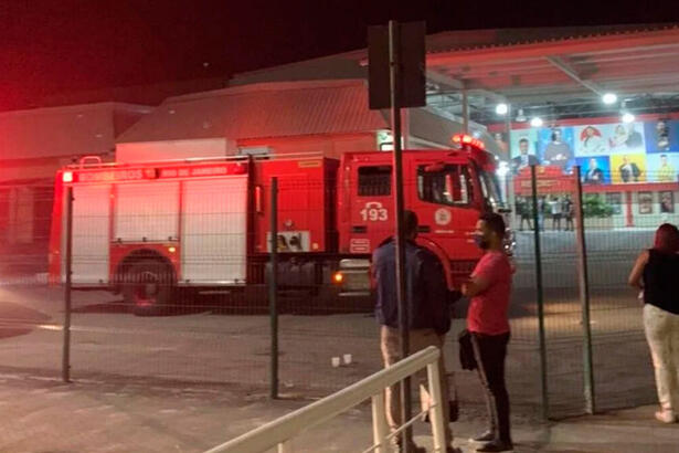 Bombeiros chegam aos estúdios da Record TV Rio