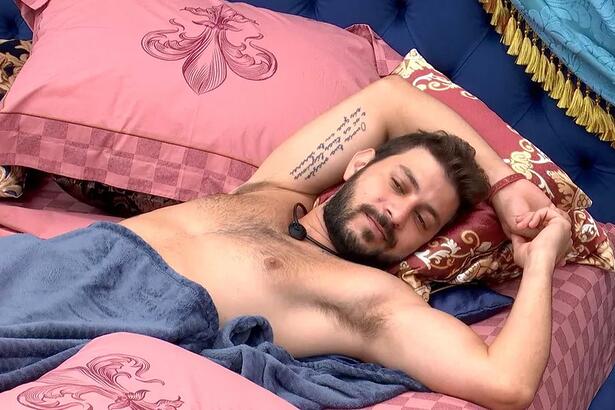 No quarto do líder do BBB 21, Caio conversou com Arthur sobre sua segunda opção de voto caso Camilla seja imunizada na prova do anjo. "Vou em Thaís".