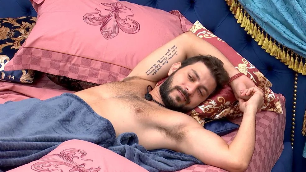 No quarto do líder do BBB 21, Caio conversou com Arthur sobre sua segunda opção de voto caso Camilla seja imunizada na prova do anjo. "Vou em Thaís".
