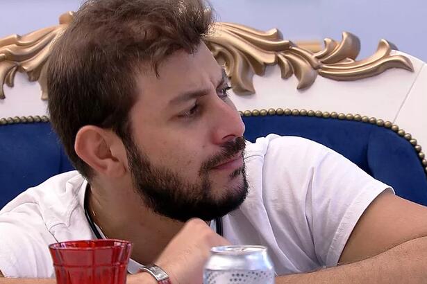 Durante o almoço do líder do BBB 21, Caio e João Luiz conversaram sobre os brothers. Caio fez questão de afirmar para o professor que não está tão próximo de Gilberto como todos pensam: "Ninguém confunda que estou com ele no game"