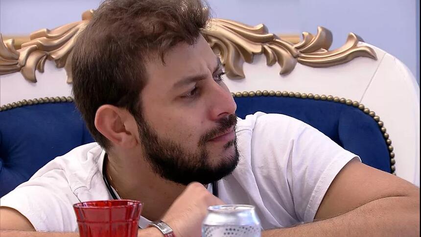 Durante o almoço do líder do BBB 21, Caio e João Luiz conversaram sobre os brothers. Caio fez questão de afirmar para o professor que não está tão próximo de Gilberto como todos pensam: "Ninguém confunda que estou com ele no game"