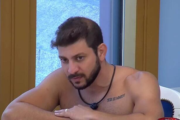 Caio conversou com Pocah e Arthur sobre votos no BBB 21. O fazendeiro disse para Pocah que nunca votou nela.