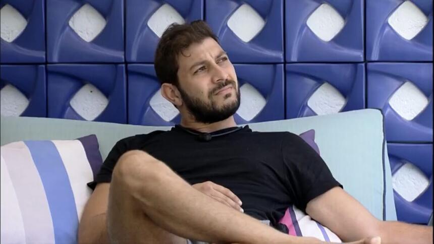 Caio e Gilberto começou o dia no BBB 21 se estranhando, a dupla conversaram sobre possíveis dinâmicas no jogo. Caio não gostou do pernambucano ter discordado e soltou: "Você fala suas milhões de ideias e ninguém apela".