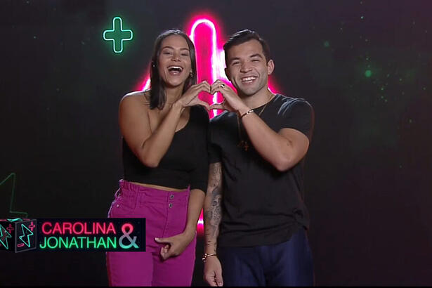 Carolina e Jonathan Costa na foto de divulgação dos participantes do Power Couple Brasil 5