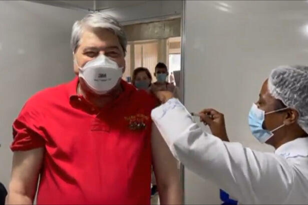 Datena recebendo a primeira dose da vacina contra a covid-19