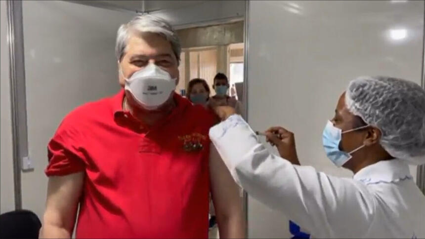 Datena recebendo a primeira dose da vacina contra a covid-19