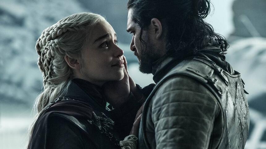 Daenerys Targaryen (Emilia Clarke) e Jon Snow (Kit Harington) se olham em cena de Game Of Thrones