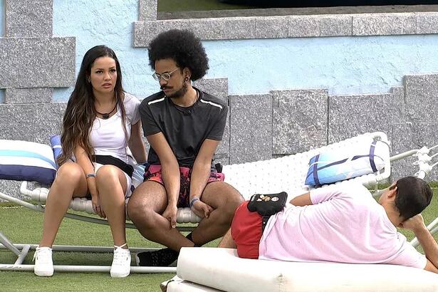 Gilberto em conversa com João Luiz e Juliette na área externa do BBB 21, opinou sobre brothers votarem em Juliette e depois ir abraçar: "É muito estranho"