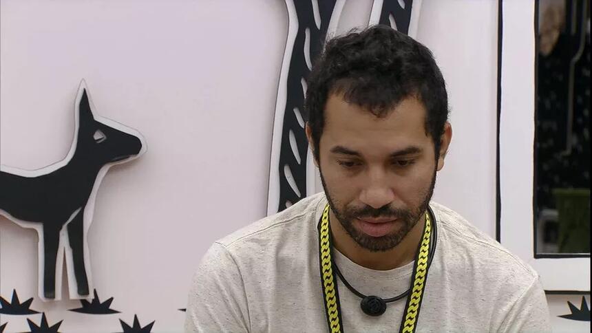 Em conversa com João Luiz no quarto cordel do BBB 21, disse que Arthur ficou chateado após a formação do paredão. "Não está olhando na minha cara".