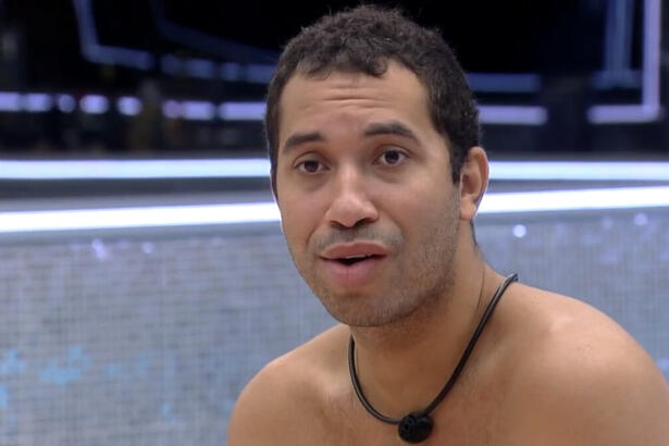 Gilberto Nogueira na cozinha do BBB 21