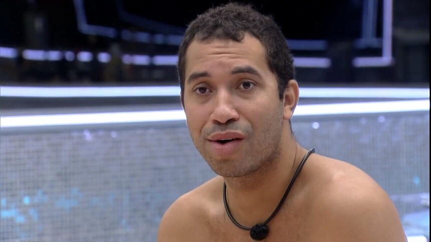 Gilberto Nogueira na cozinha do BBB 21