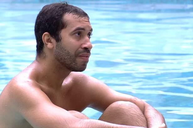 Gilberto em conversa com João na piscina no BBB 21, analisou o paredão e disse que o paredão está entre Arthur e Fiuk. O doutorando diz torcer por Fiuk e que o ama muito.