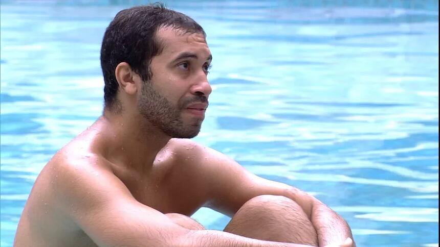 Gilberto em conversa com João na piscina no BBB 21, analisou o paredão e disse que o paredão está entre Arthur e Fiuk. O doutorando diz torcer por Fiuk e que o ama muito.