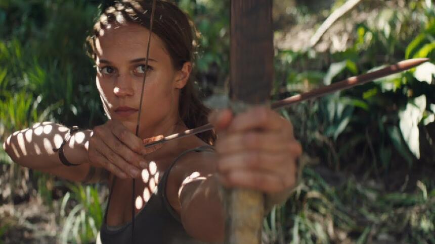 Cena do filme Lara Croft Tomb Raider - A Origem Da Vida, exibido pela Globo na Sessão da Tarde