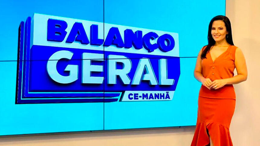 Luciana Ribeiro no cenário do Balanço Geral CE - Manhã, da afiliada da Record TV no Ceará