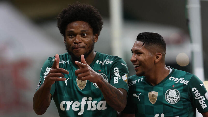 Luiz Adriano comemorando um dos gols do Palmeiras na noite de ontem (27) pela Libertadores