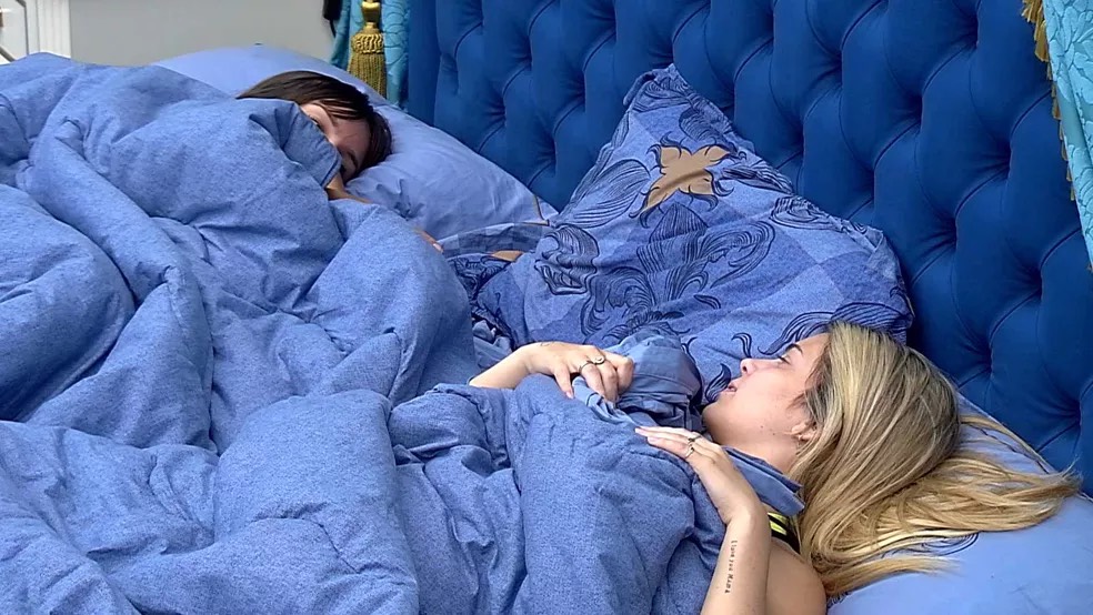 Viih Tube em conversa com Thaís Braz no quarto do líder do BBB 21, disse que tem mais carinho por João Luiz do que Juliette.