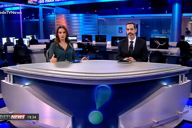 Gabriela Di França e Mauro Tagliaferri na bancada do RedeTV! News