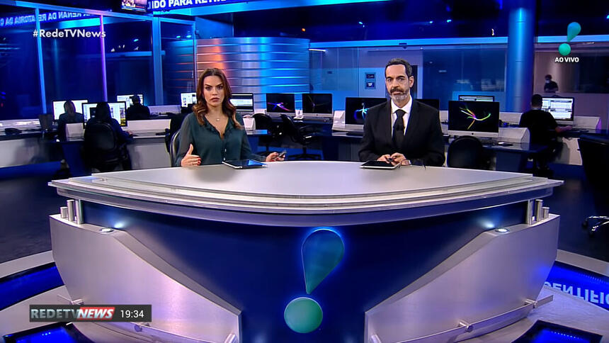 Gabriela Di França e Mauro Tagliaferri na bancada do RedeTV! News