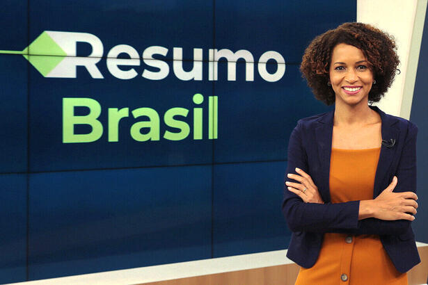 Priscila Mendes nos estúdios do Resumo Brasil, novo telejornal da TV Brasil apresentado de Brasília