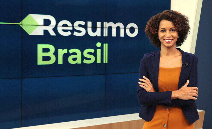 Priscila Mendes nos estúdios do Resumo Brasil, novo telejornal da TV Brasil apresentado de Brasília