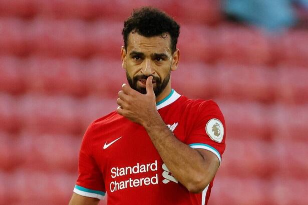 Jogador Salah em campo com a camisa do Liverpool