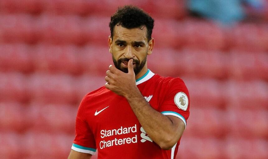 Jogador Salah em campo com a camisa do Liverpool