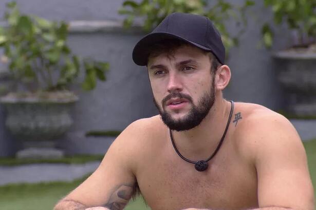 Arthur em conversa com Pocah, Camilla de Lucas, Gilberto, Juliette e Viih na varanda do BBB 21, revelou que seu sonho era participar do extinto quadro de namoro do extinto programa da Record TV, O Melhor do Brasil.