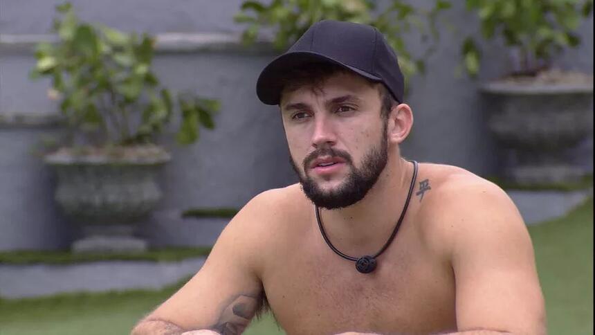 Arthur em conversa com Pocah, Camilla de Lucas, Gilberto, Juliette e Viih na varanda do BBB 21, revelou que seu sonho era participar do extinto quadro de namoro do extinto programa da Record TV, O Melhor do Brasil.