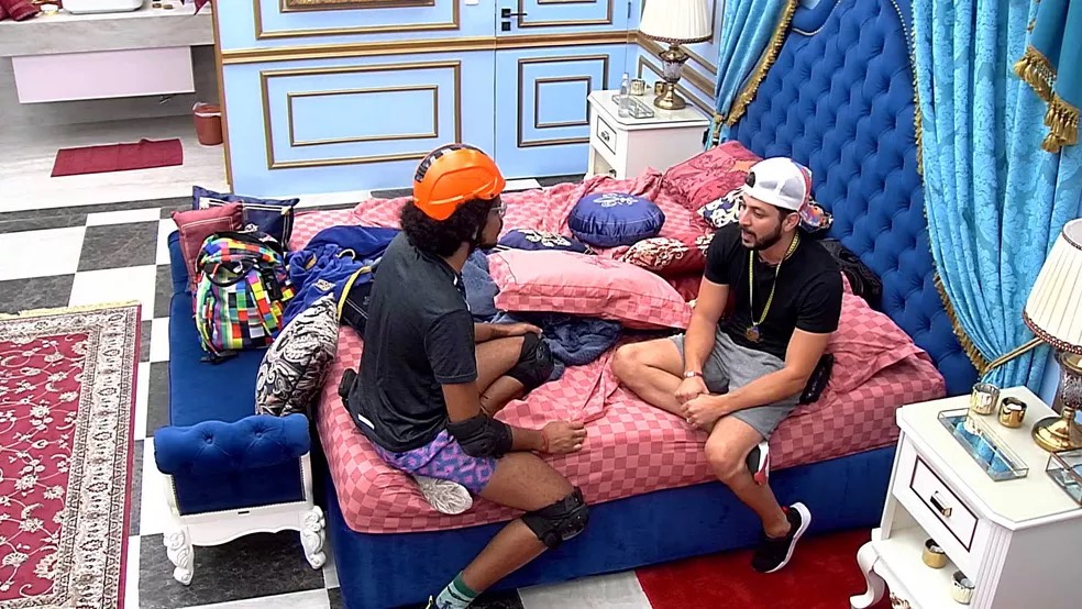 Caio conversou com João Luiz no quarto do líder do BBB 21 sobre sua indicação. O brother disse que não tem intenção de indicar Camilla de Lucas. "Não era opção de voto minha".