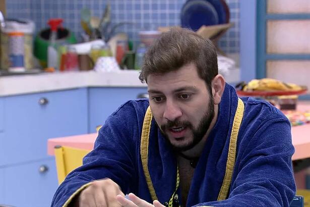 Caio em uma conversa na cozinha do BBB 21 com Gilberto e João Luiz falou sobre a formação do paredão: "Foi uma formação estranha".