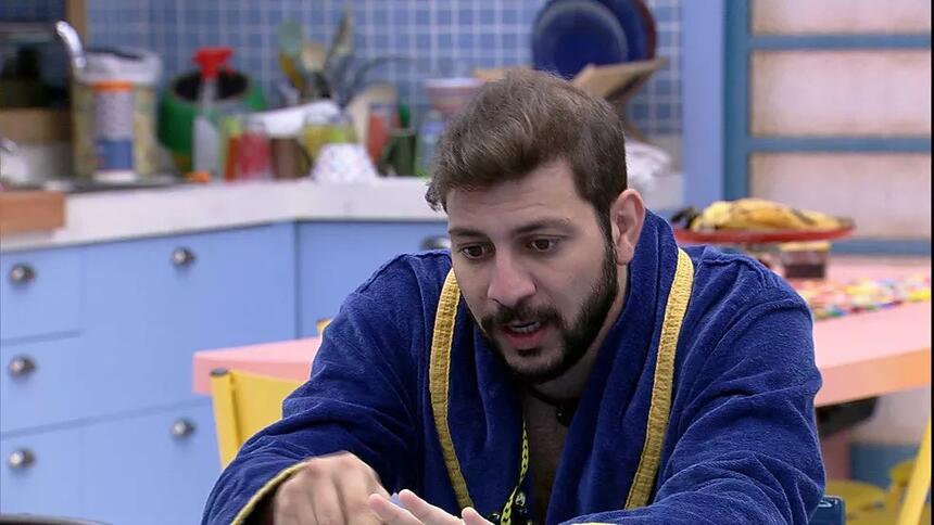 Caio em uma conversa na cozinha do BBB 21 com Gilberto e João Luiz falou sobre a formação do paredão: "Foi uma formação estranha".