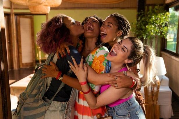 Flávia Pavanelli e Gkay em cena do filme 'Carnaval', novo lançamento da Netflix