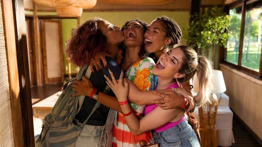 Flávia Pavanelli e Gkay em cena do filme 'Carnaval', novo lançamento da Netflix