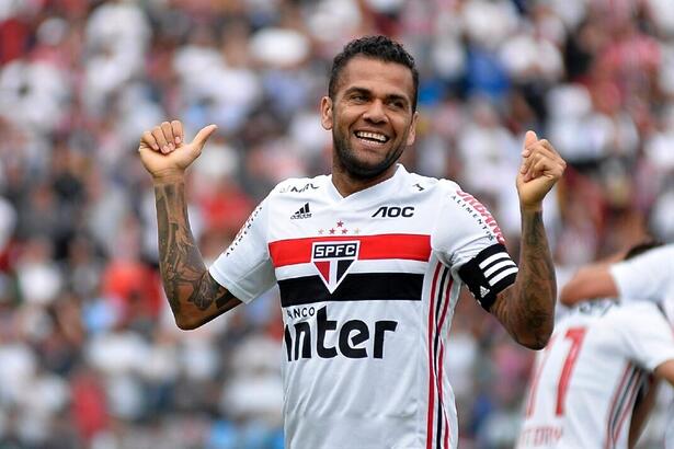 Daniel Alves comemorando gol com a camisa do São Paulo