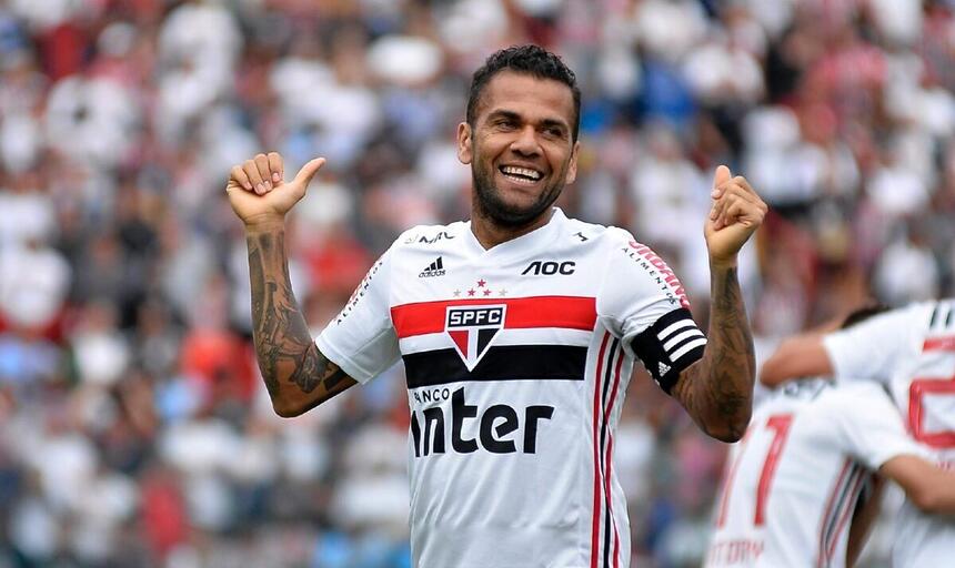 Daniel Alves comemorando gol com a camisa do São Paulo