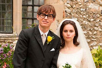 Eddie Redmayne e Felicity Jones em cena do filme A Teoria De Tudo, exibido pela Globo na Sessão da Tarde