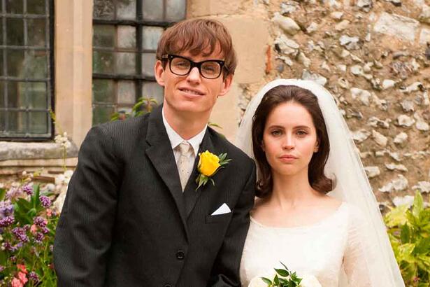 Eddie Redmayne e Felicity Jones em cena do filme A Teoria De Tudo, exibido pela Globo na Sessão da Tarde