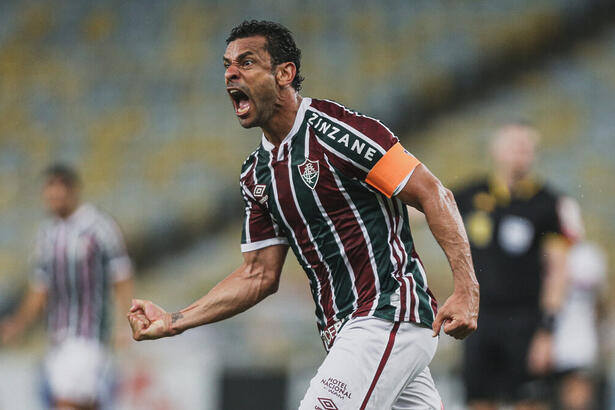 Jogador Fred comemorando gol com a camisa do Flumiense