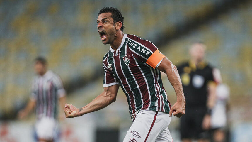 Jogador Fred comemorando gol com a camisa do Flumiense