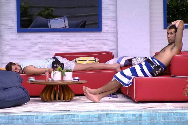 Gilberto e Caio conversaram na varanda do BBB 21 sobre os rumos do jogo. O doutorando disse que se não pegar o líder estará no paredão. Caio disse que ele e Arthur também. Gil cita o nome de Juliette e o fazendeiro diz que a paraibana não vão tão cedo.