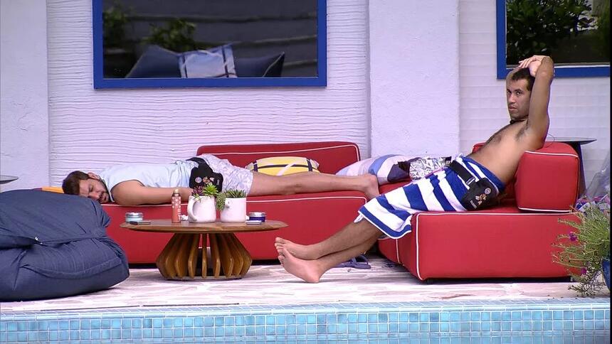 Gilberto e Caio conversaram na varanda do BBB 21 sobre os rumos do jogo. O doutorando disse que se não pegar o líder estará no paredão. Caio disse que ele e Arthur também. Gil cita o nome de Juliette e o fazendeiro diz que a paraibana não vão tão cedo.