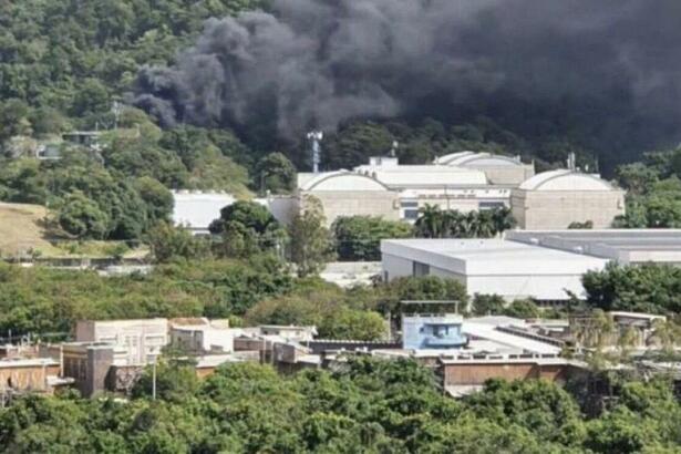 Imagem dos incêndio dos estúdios Globo nesta terça-feira. Fumaça preta saindo de um torre